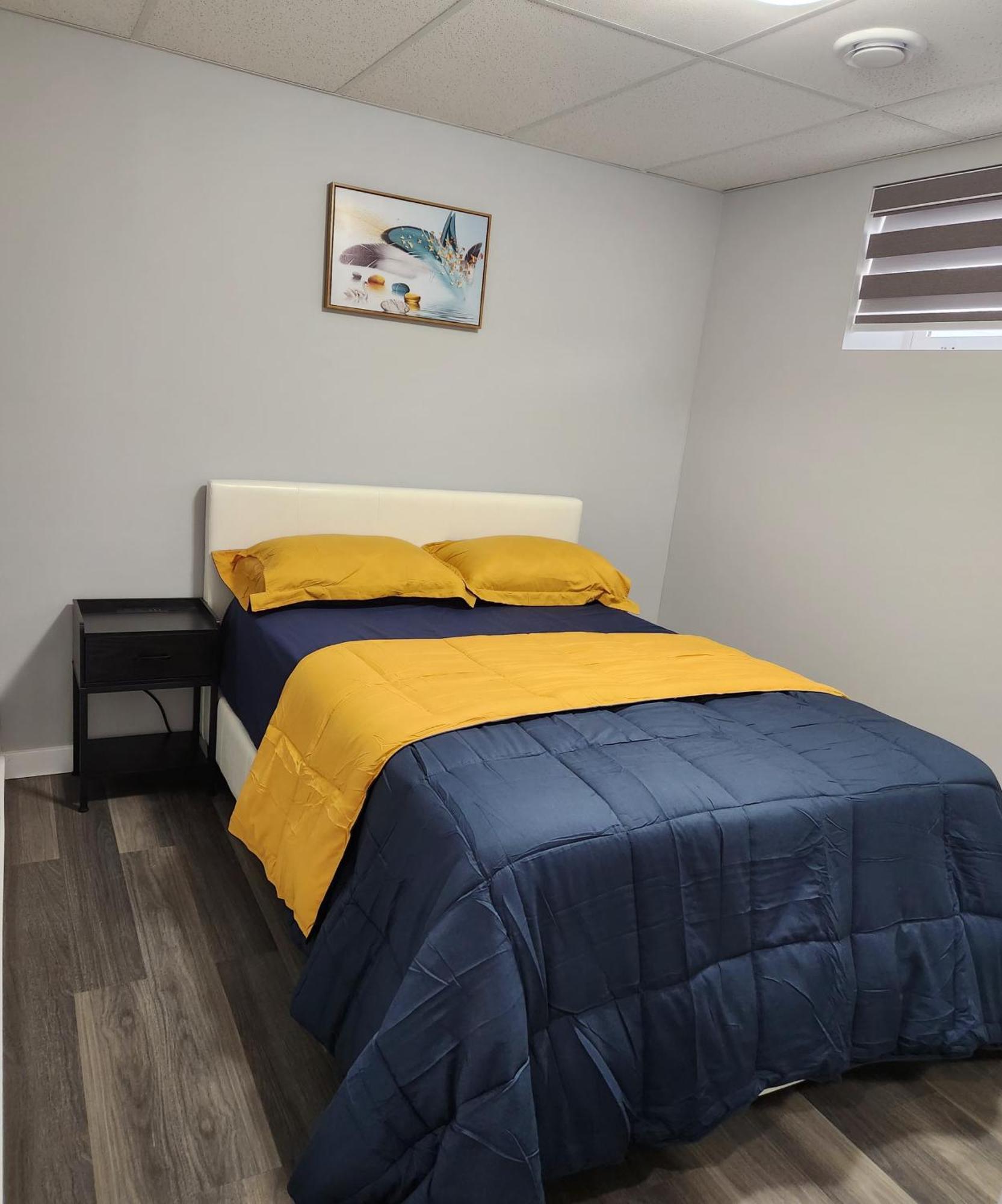 Entire Basement Suite With Private Entrance ウィニペグ エクステリア 写真